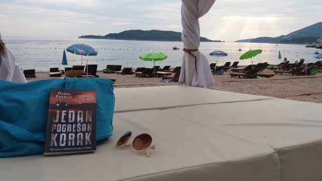 Jedan pogrešan korak – Marko Popović (Kamenovo Beach, Crna Gora – dokaz da je knjiga išla sa nama na plažu ? )